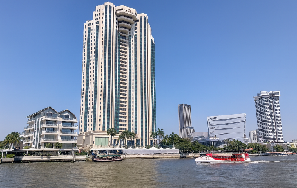 bateau express Sur le fleuve de Bangkok