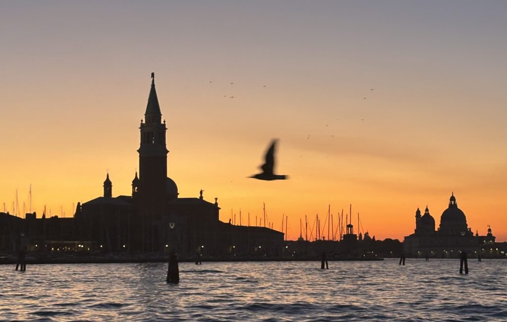 Bateau au couché du soleil pour les 3 îles de Venise