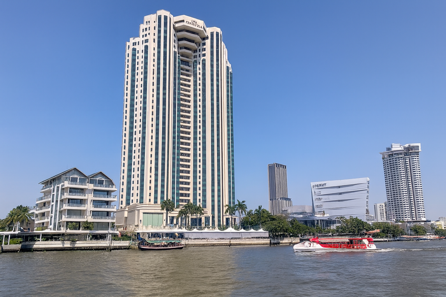 bateau express Sur le fleuve de Bangkok bateau express Sur le fleuve de Bangkok