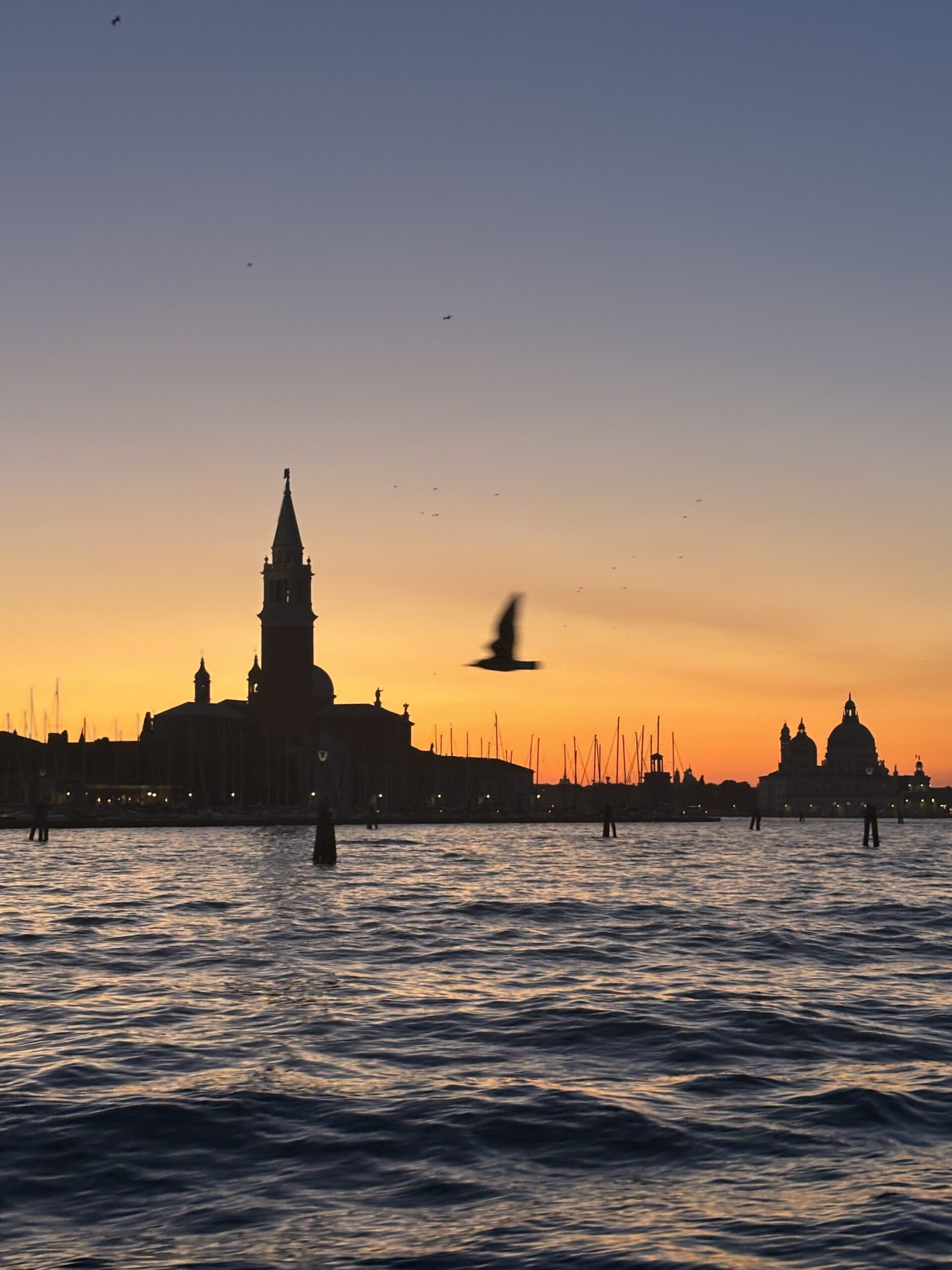 Bateau au couché du soleil pour les 3 îles de Venise